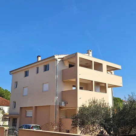 Elena & Lana Lejlighed *