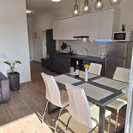 Elena & Lana Lejlighed *