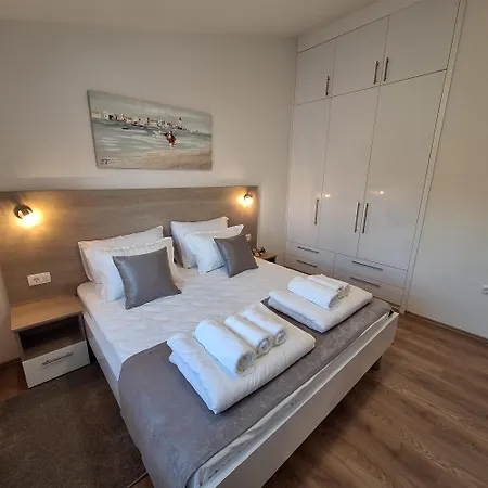 Apartment Elena & Lana *