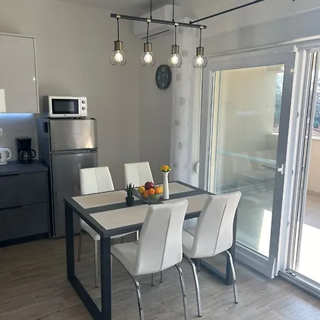 Elena & Lana Apartment *